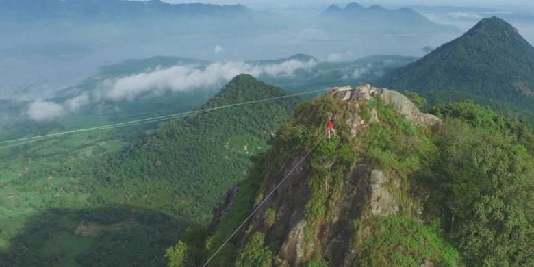 Aksi Mulyana meniti tali di ketinggian 899 meter di antara dua pucuk Gunung Parang, Purwarkara, Jawa Barat, memecahkan rekor mountain highline tertinggi di Indonesia dengan panjang lintasan 35 meter dan 50 meter.