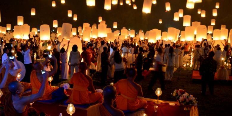 Para Biksu dan umat Buddha menerbangkan lampion di pelataran Candi Borobudur, Magelang, dalam rangka perayaan Tri Suci Waisak 2560 BE, Sabtu (21/5/2016) dini hari.