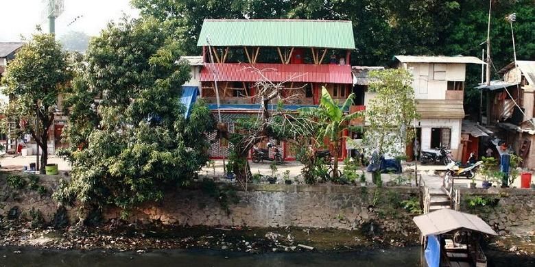 Bagian rumah contoh Kampung Tongkol yang menghadap sungai.