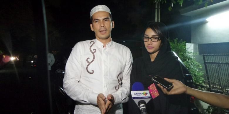 Pesinetron Atalarik Syah dan mantan istri, Tsania Marwa saat ditemui di kediaman orang tua Rina Gunawan di kawasan Bintaro, Tangerang Selatan, Minggu (22/5/2016). 