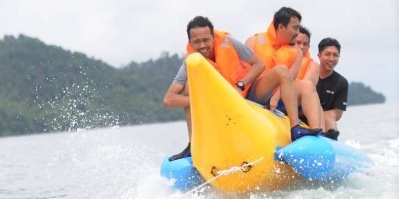 Bermain banana boat di Pulau Petong