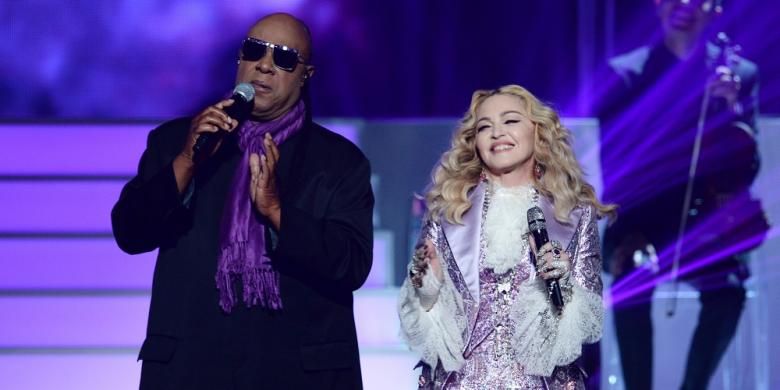 Stevie Wonder dan Madonna berduet dalam pertunjukan penghormatan untuk mendiang Prince dalam perhelatan Billboard Music Award 2016, yang digelar di T-Mobile Arena, Las Vegas, Nevada, AS, pada Minggu (22/5/2016).