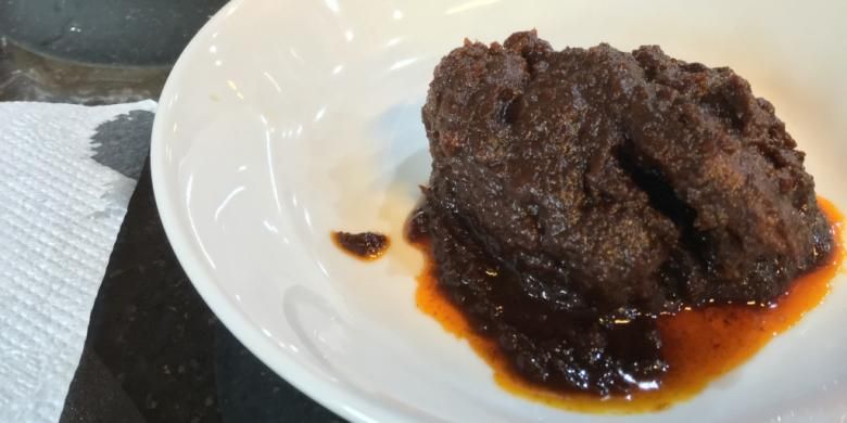 Tak seperti rendang di restoran Padang pada umumnya yang berwarna merah. Di RM Pagi Sore, rendangnya berwarna coklat tua.