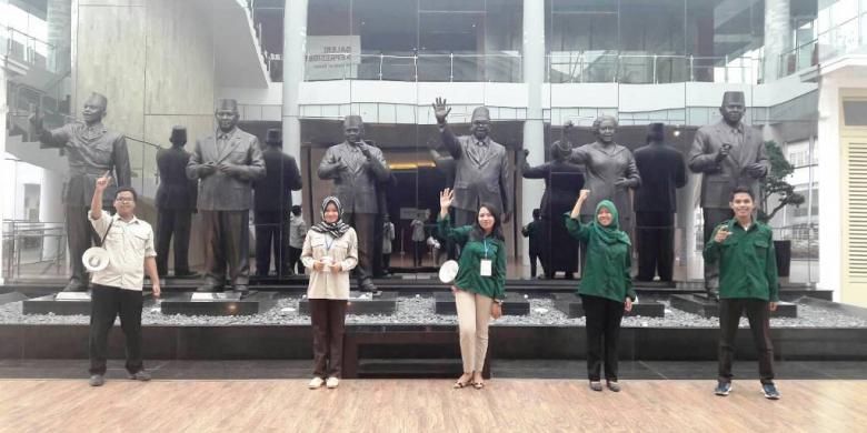 Sejumlah pemandu wisata dari Himpunan Mahasiswa Pariwisata Indonesia, sedang berfoto di patung keenam mantan presiden RI, di Museum Kepresidenan RI Balai Kirti Bogor.