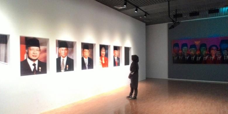 Seorang wisatawan, sedang mengamati deretan foto presiden RI dari 1945 Soeharto, hingga kini (2016) Joko Widodo, di Museum Balai Kirti Bogor.