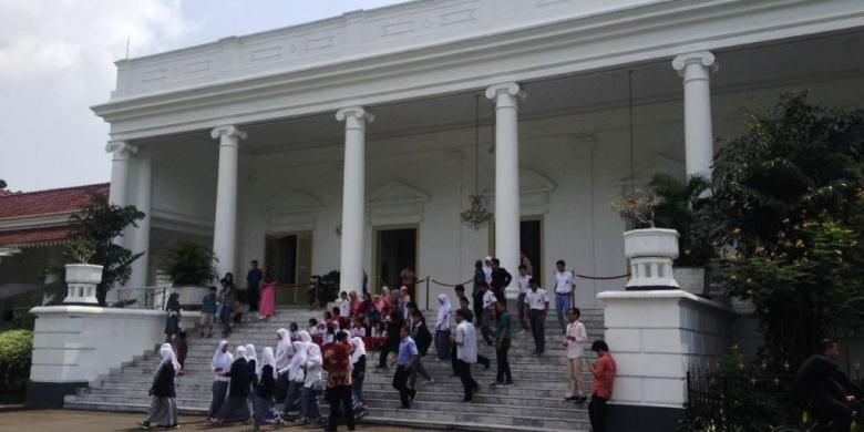 Wisatawan yang sedang menikmati tur keliling Istana Kepresidenan RI di Bogor, dalam acara Istana Untuk Rakyat (Istara) 2016.