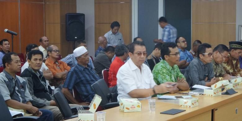 Puluhan ketua RT dan RW di Jakarta datang ke DPRD DKI untuk protes keberatan sistem pelaporan via Qlue. 