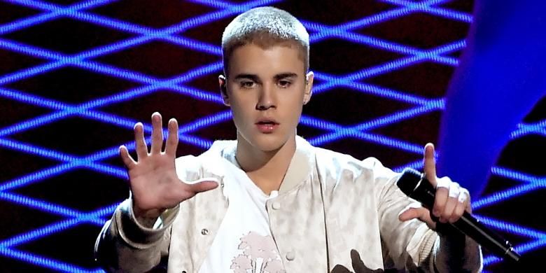 Penyanyi Kanada Justin Bieber tampil di panggung Billboard Music Awards 2016 yang digelar di T-Mobile Arena di Las Vegas, Nevada, Minggu (22/5/2016).