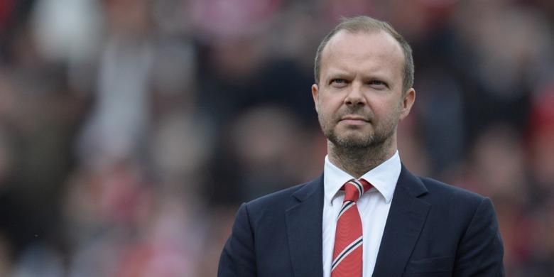 Wakil CEO Manchester United Ed Woodward berdiri di Stadion Old Trafford menjelang partai kontra Everton pada lanjutan Premier League, 3 April 2016.