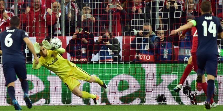 Jan Oblak meggagalkan penalti Thomas Mueller saat Atletico Madrid melawan Bayern Muenchen pada semifinal kedua Liga Champions di Allianz Arena, 3 Mei 2016.