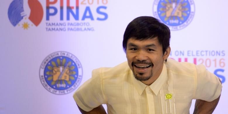 Ikon tinju Filipina, Manny Pacquiao, memberikan pernyataan saat konferensi pers saat Commission on Elections (COMELEC) di Manila, Kamis (19/5/2016).