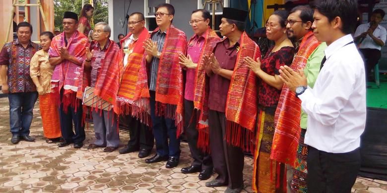 Para deklarator Kota Medan Kota Inklusi diulosi dan diajak manortor pada Pesta Rakyat Pemuda di Medan, Sumatera Utara, Senin (30/5/2016).