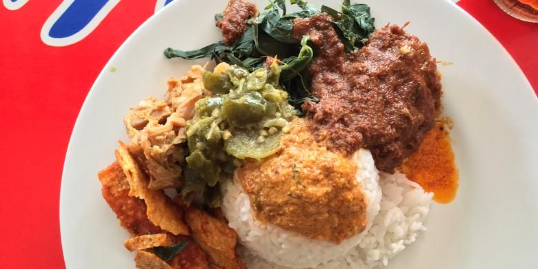 Seporsi nasi rendang di Rumah Makan Si May dihargai Rp 25.000, termasuk es teh manis.