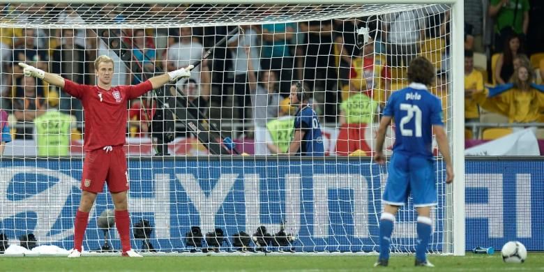 Joe Hart (kiri) dan Andrea Pirlo berduel dalam adu penalti saat Inggris melawan Italia pada perempat final Piala Eropa 2012 di Stadion Olympic, Kiev. 