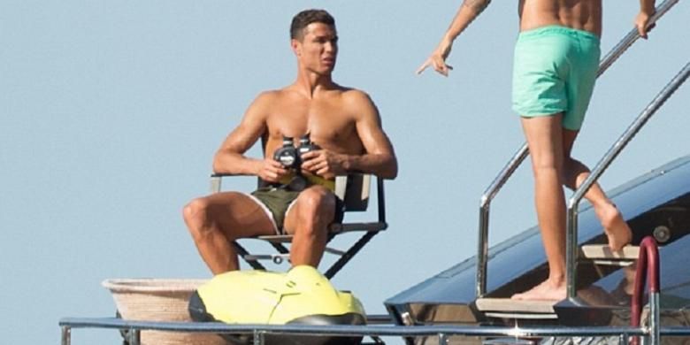 Di atas kapal pesiar, Ronaldo tampak menikmati sinar matahari.