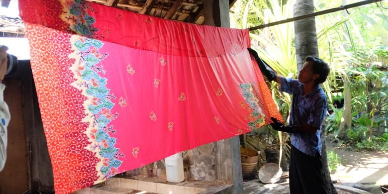 Aktivitas pencelupan dan penjemuran batik di Batik Sumbersari, Bondowoso