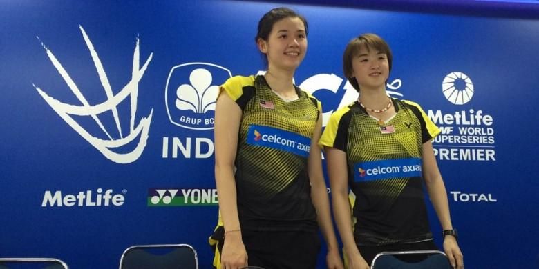Pasangan ganda putri Malaysia, Vivian Kah Mun Hoo/Khe Wei Woon, tampak semringah pada acara jumpa pers BCA Indonesia Open, Kamis (2/6/2016).