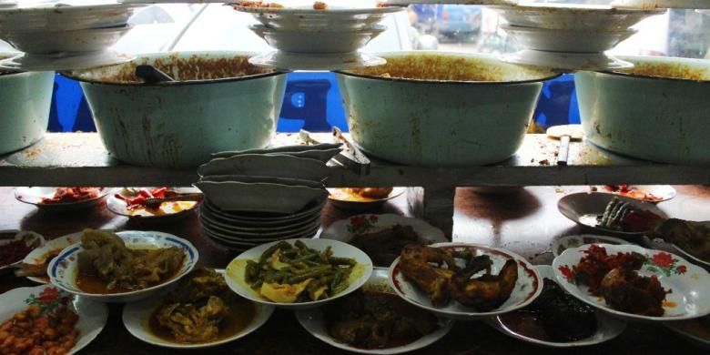 Aneka hidangan di RM Padang Surya, Bendungan Hilir, Jakarta.