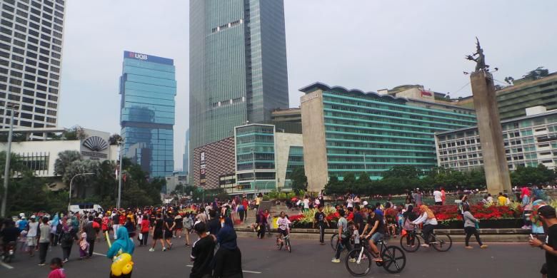 Suasana car free day di kawasan Bundaran Hotel Indonesia, Jakarta Pusat, Minggu (5/6/2016).