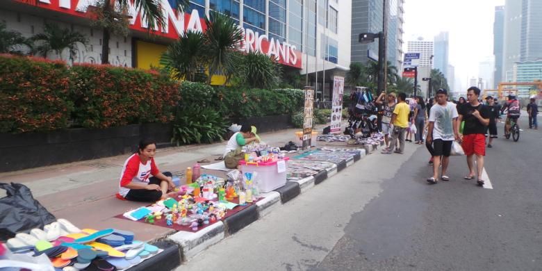 Pedagang Kaki Lima (PKL) berdagang di kawasan Car Free Day (CFD), Jakarta Pusat. Foto diambil pada Minggu (5/6/2016).