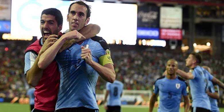 Luis Suarez merayakan gol Diego Godin saat Uruguay berhadapan dengan Meksiko pada laga Grup C Copa America Centenario, Minggu (6/6/2016). 