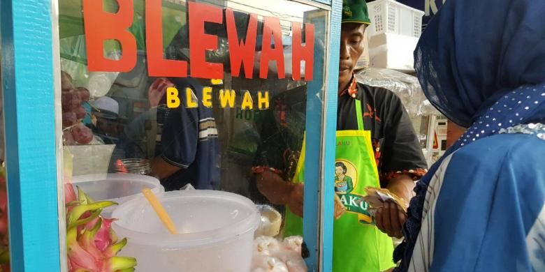 Tatang, pedagang es buah di Pasar Takjil Bendungan Hilir, Tanah Abang, Jakarta Pusat.