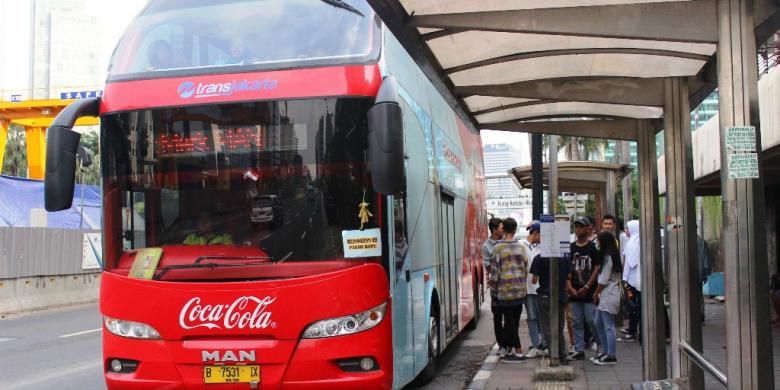 Bus wisata keliling Jakarta yang tiba di halte Bundaran HI. Bus tersebut mengantarkan wisatawannya ke beberapa spot kuliner dan perbelanjaan di Jakarta.