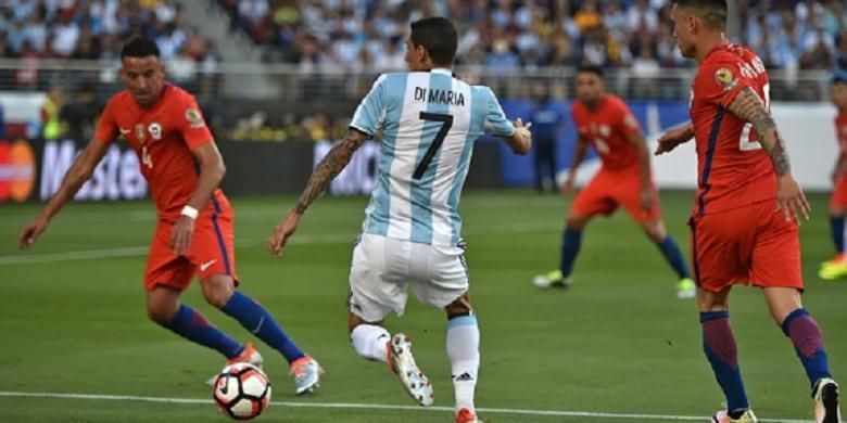 Angel Di Maria dibayangi Mauricio Isla (kiri) pada pertandingan Grup D Copa America Centenario antara Cile dan Argentina di Santa Clara, Senin (6/6/2016). 
