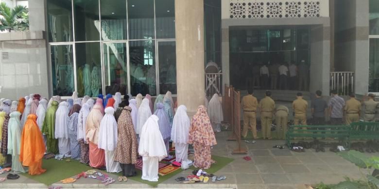 PNS DKI memadati Masjid Fatahillah di Balai Kota DKI Jakarta saat waktu Dzuhur di bulan Ramadhan. 