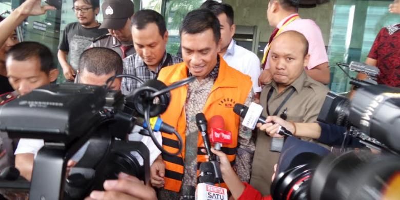 Bupati Rokan Hulu Suparman resmi ditahan setelah menjalani pemeriksaan sebagai tersangka di Gedung KPK, Jakarta, Selasa (7/6/2016).