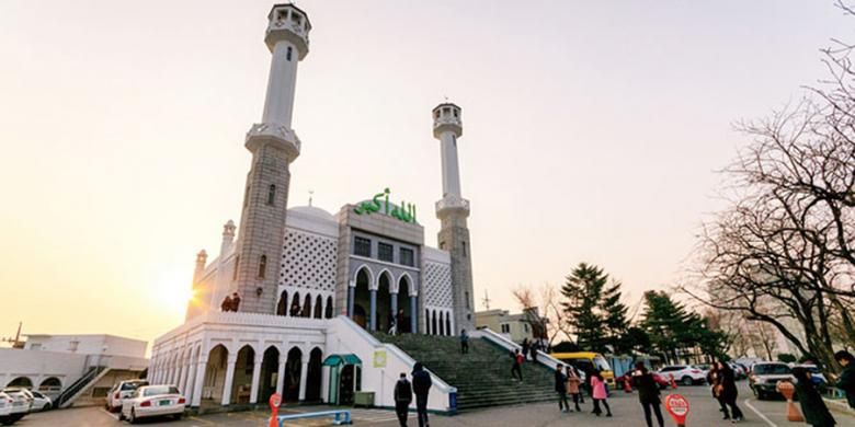 Seoul Central Masjid adalah masjid pertama, termegah, dan satu-satunya di ibukota Korea Selatan.