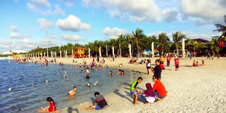 Pantai Lagoon berpasir putih jadi destinasi wisata baru yang pas untuk liburan bersama keluarga.
