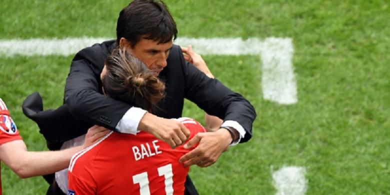 Pelatih Wales, Chris Coleman, merayakan gol Gareth Bale ke gawang Slovakia pada pertandingan pertama Grup B Piala Eropa 2016, Sabtu (11/6/2016). 