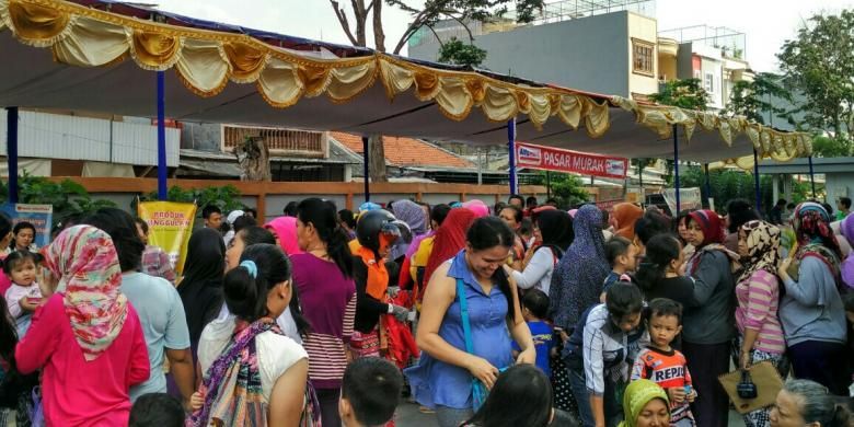 Warga Rusun Tambora, Jakarta Barat, ramai-ramai mengantre di pasar murah untuk membeli paket sembako, Senin (13/6/2016).