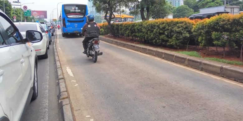 Hari kedua sterilisasi busway masih terdapat sejumlah kendaraan yang nekat masuk jalur busway di koridor 9 Jalan Gatot Soebroto, Jakarta Selatan pada Selasa (14/6/2016).