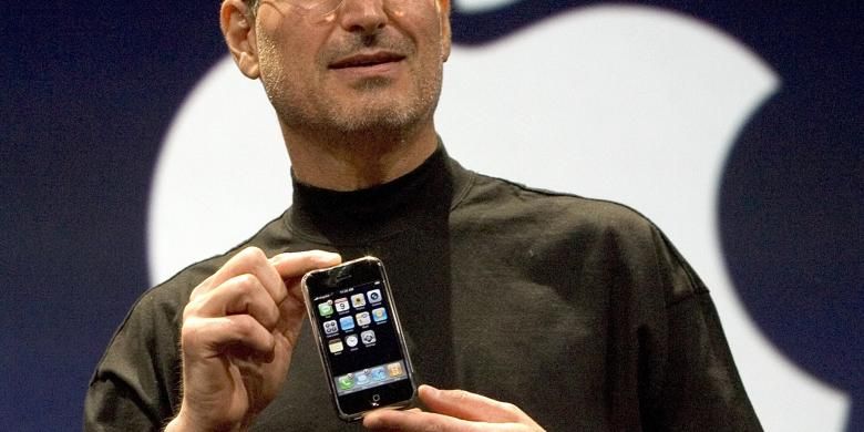 Almarhum pendiri Apple Steve Jobs saat memperkenalkan iPhone pertama, tahun  2007