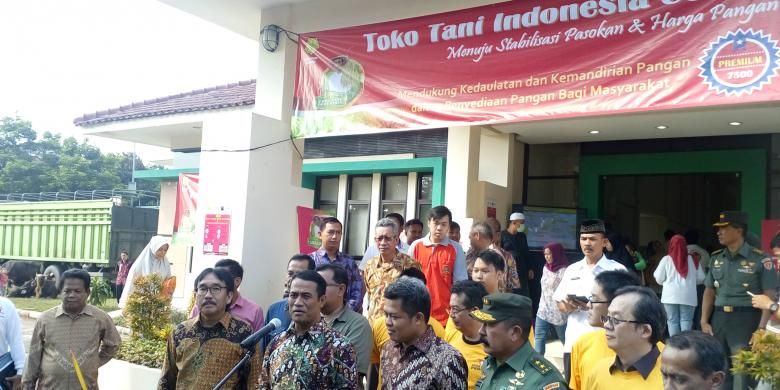 Menteri Pertanian Andi Amran Sulaiman saat meresmikan Toko Tani Indonesia Pasar Minggu Jakarta, Rabu (15/6/2016).