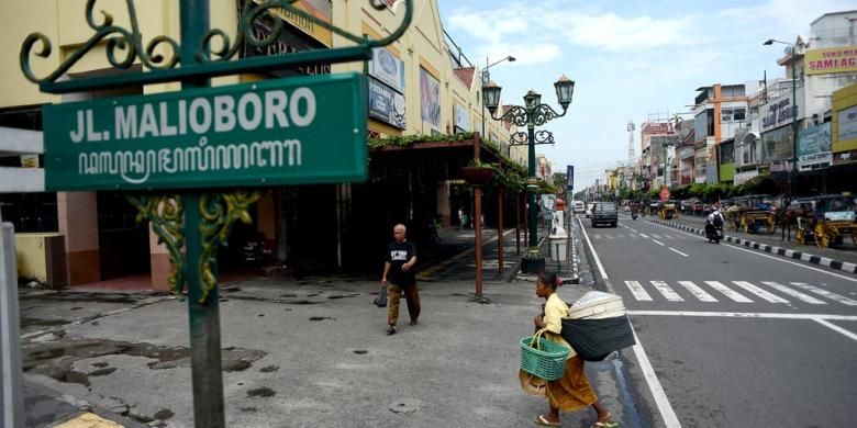 Pejalan kaki melintas di trotoar sisi timur Jalan Malioboro, Yogyakarta, Rabu (13/4). Pemberlakuan larangan penggunaan trotoar tersebut untuk tempat parkir kendaraan memungkinkan pejalan kaki dapat menggunakan fasilitas tersebut secara lebih nyaman.