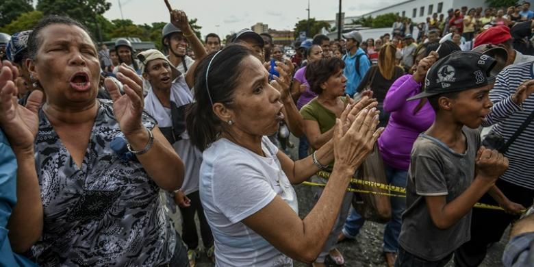 Ratusan warga permukiman kumuh berunjuk rasa menuju ke Istana Presiden Venezuela di Caracas untuk mempertanyakan kelangkaan bahan makanan di negeri itu.