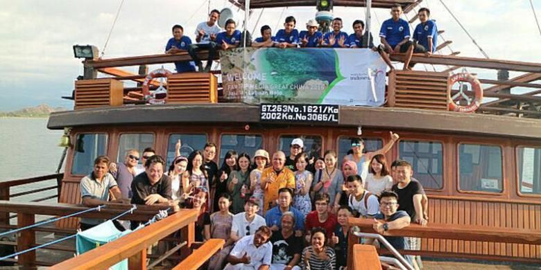 Peserta famtrip ke Labuan Bajo, Nusa Tenggara Timur, yang terdiri dari para jurnalis China berfoto bersama dengan Asdep Pengembangan Pasar Asia Pasifik, Vinsensius Jemadu (tengah mengenakan kaus kuning) dan awak kapal pinisi Sea Safari VII, Sabtu (11/6/2016).