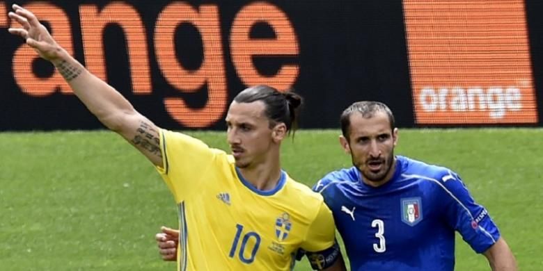 Bek Italia, Giorgio Chiellini, melakukan penjagaan ketat terhadap penyerang Swedia, Zlatan Ibrahimovic, dalam laga Piala Eropa 2016 di Toulouse, Jumat (17/6/2016).