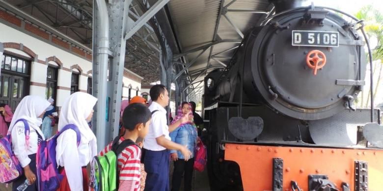 Pengunjung hendak menaiki salah satu kereta api uap di Museum KA Ambarawa, Selasa   (28/9/2016)