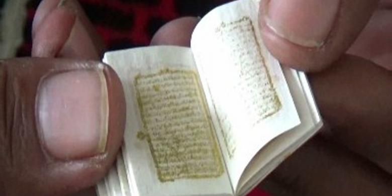 Mushab al quran mini berukuran tak lebih dari 2x3 cm di polewali andar sulawesi barat diperkirakan sudah berusia ratusan tahun lalu. Al quran super kecil ini sebagain tulisannya sudah mulai tak terbaca karena lapuk dimakan usia.