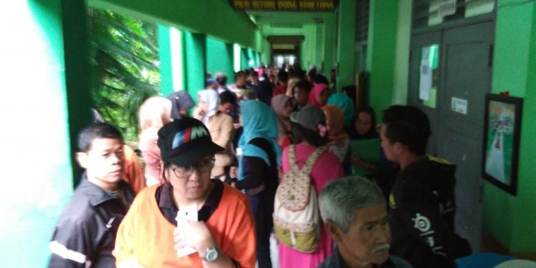 Pendaftar Penerimaan Peserta Didik Baru (PPDB) DKI Jakarta kembali dibuka di SMAN 90 Jakarta Selatan, Sabtu (17/6/2016).