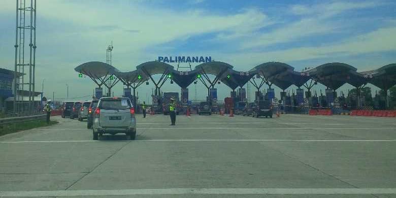 Gerbang Tol Palimanan. Gambar diambil pada Kamis, (16/6/2016).