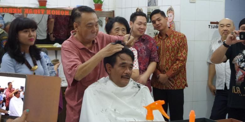 Wakil Gubernur Djarot Saiful Hidayat saat berada di pangkas rambut Ko Tang, Gang Gloria, Glodok, Jakarta Barat, Sabtu (18/6/2016). Djarot berkeliling kawasan Glodok sambil menyapa warga di Petak Sembilan dan toko-toko di Gang Gloria. 