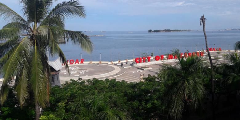 Pemandangan Pantai Losari dari rooftop Pod House Losari Makassar, Sulawesi Selatan, Minggu (19/6/2016). 