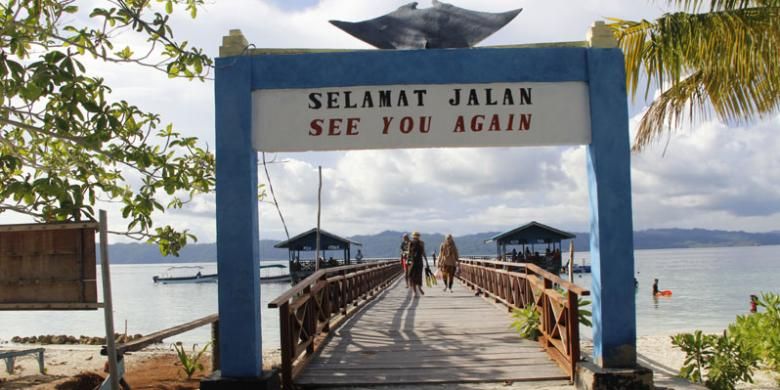 Desa wisata Arborek di Pulau Arborek, Kabupaten Raja Ampat, Papua Barat, Kamis (5/5/2016). Luas pulau berpasir putih dan dipenuhi homestay ini cuma 6 hektar. Desa Arborek pernah meraih juara satu sebagai Kampung Wisata Terbaik se Papua Barat. Berjalan kaki sepanjang pantai atau memasuki perkampungan sangat disukai wisatawan.