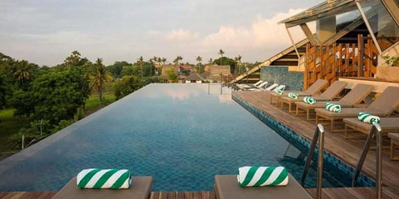 Kolam renang di Hotel Artotel Sanur ? Bali. 