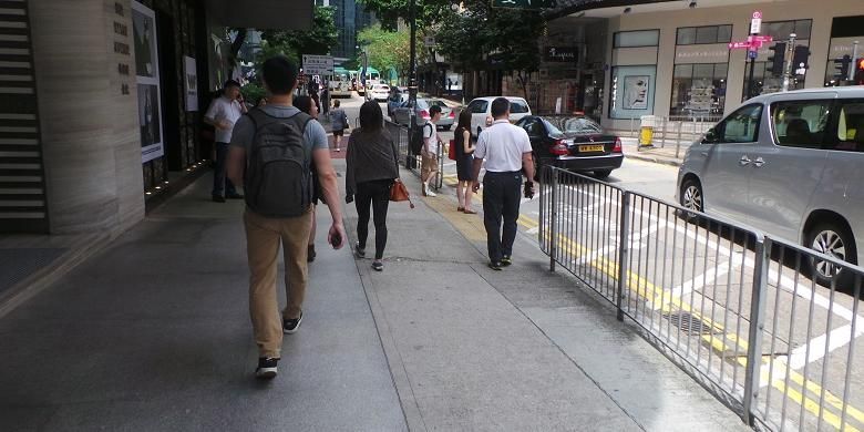 Warga Hongkong berjalan kaki di pedestrian jalan daerah Causeway Bay, Hongkong, Minggu (19/6/2016) sore. Causeway Bay berada di daratan seberang area Kowloon, Tsim Tsa Tsui sekitar 20 menit dijangkau menggunakan Mass Transit Rail (MTR).